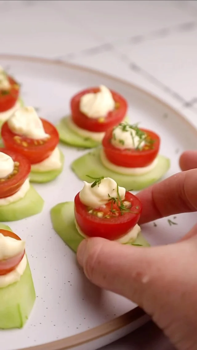 Freshness in every bite! 🥒🍅 These Cucumber and Tomato Bites combine layers of crisp cucumber, creamy Tatua Crème Fraîche, and a burst of cherry tomatoes. Garnish with Superb Herb dill for that extra touch. Snack perfection achieved! 😋🌿 

#FreshFlavours #TatuaTreats #SuperbHerbSensa tion